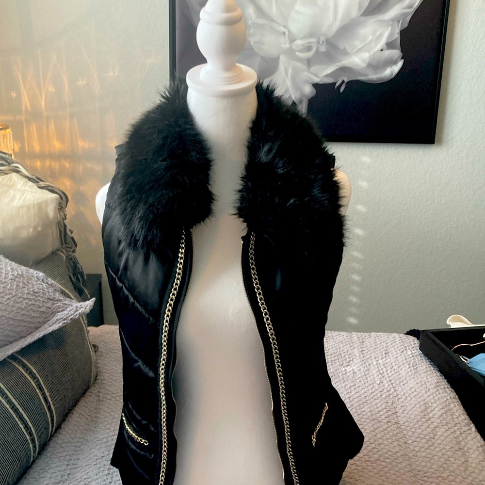 Size XS-White House Black Market vest w/ fur. Fur collar is removable!!